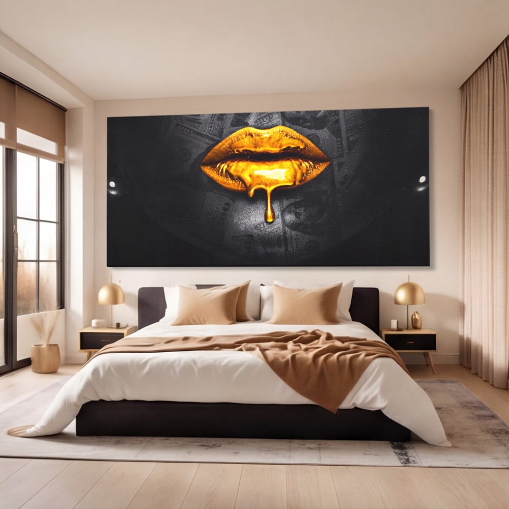 Tablou canvas cu buze aurii cu picatura si bancnote, fara rama, pe sasiu de lemn, pe perete intr-un dormitor